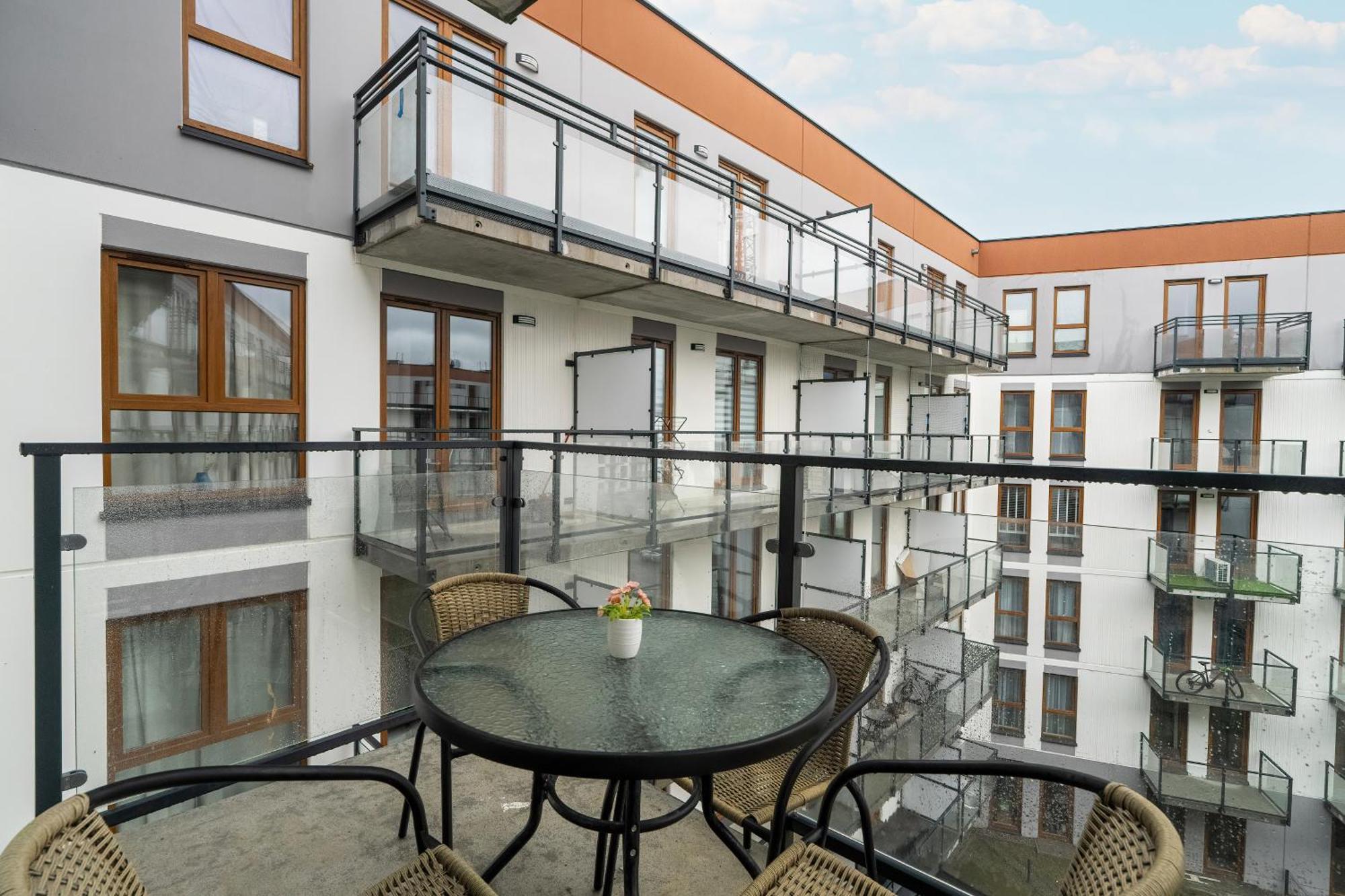 Spacious Niemena With Free Garage By Renters Poznan